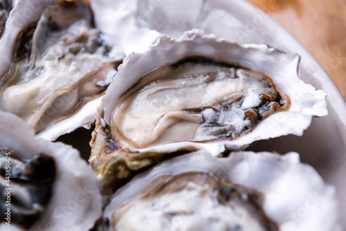 Raw oysters with lemon