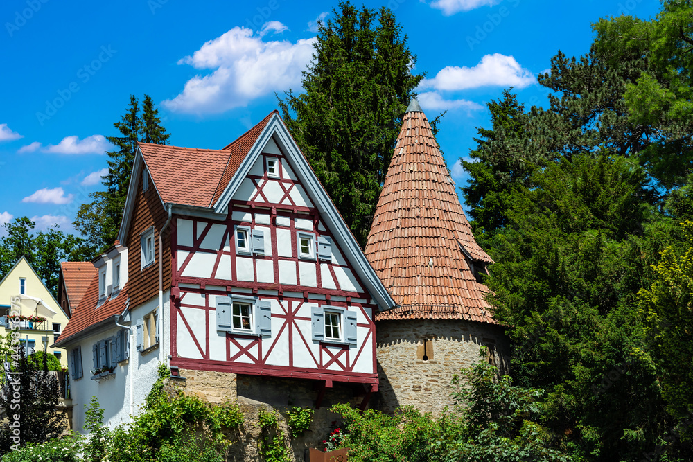 Hexenturm mit Reinwaldschem Haus mit blauem Himmel in Schwaigern am Heuchelberg im Landkreis Heilbronn in Baden-Württemberg.