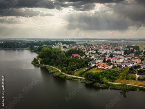 Flight over the lake and view of the city.  © Senatorek