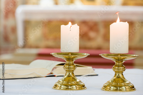 Kerzen auf Altar in Kirche