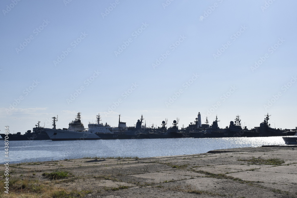 ships in the port, berth, coastline
