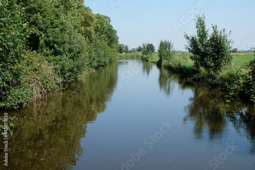 FU 2020-08-11 Fries T2 536 Wasser in einem Kanal und darin spiegelt sich die Landschaft