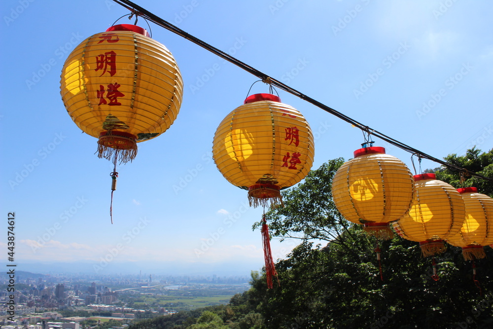 Obraz premium Yellow lanterns in temple