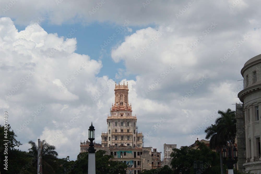 edificio histórico en la habana vieja, cuba