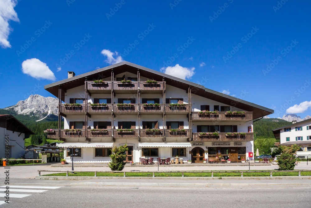 Facciata di albergo con balconi Facciata di albergo con balconi