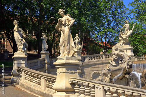 statue della fontana di torino, italia