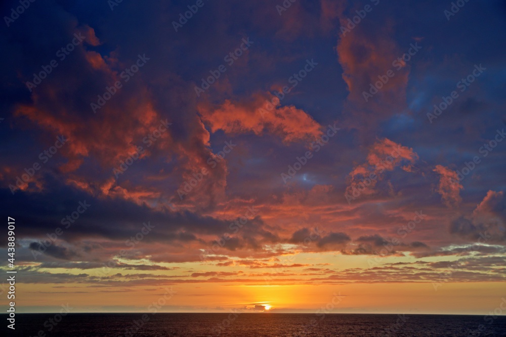 Sonnenaufgang über dem Ozean