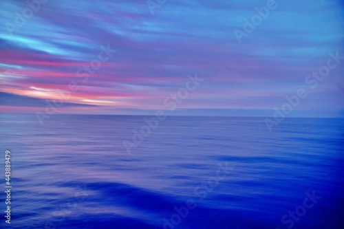 Fototapeta Naklejka Na Ścianę i Meble -  Sonnenaufgang über dem Ozean