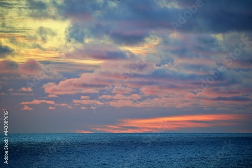 Sonnenaufgang über dem Ozean © Peter