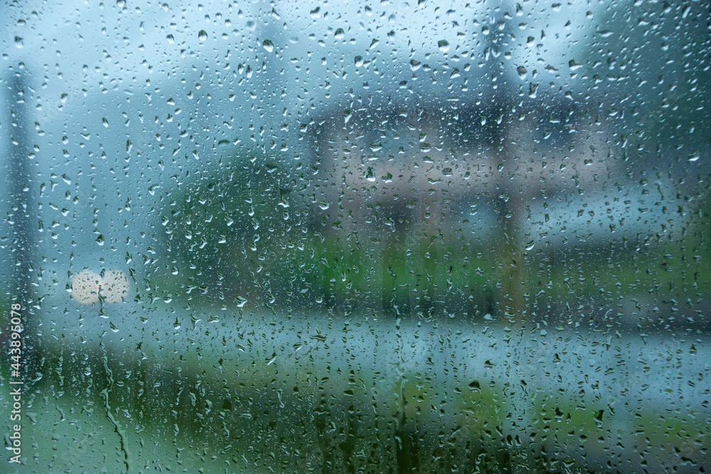 窓ガラスや鉄板に付着した雨の雫 窓ガラスや鉄板に付着した雨の雫