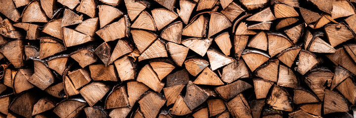 Fototapete Brennholz Textur Strukturierter Brennholzhintergrund aus gehacktem Holz zum Anzünden und Heizen des Hauses. ein Holzstapel mit gestapeltem Brennholz. die Textur der Birke. Banner  © Ksenia