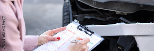 Принти на полотні An insurance agent describes damage to motor vehicle