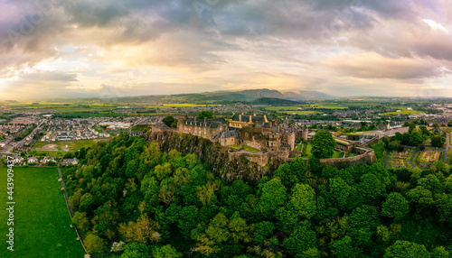 Foto Dramatic aerial view of the Stirling Castle during the sunset, Scottland