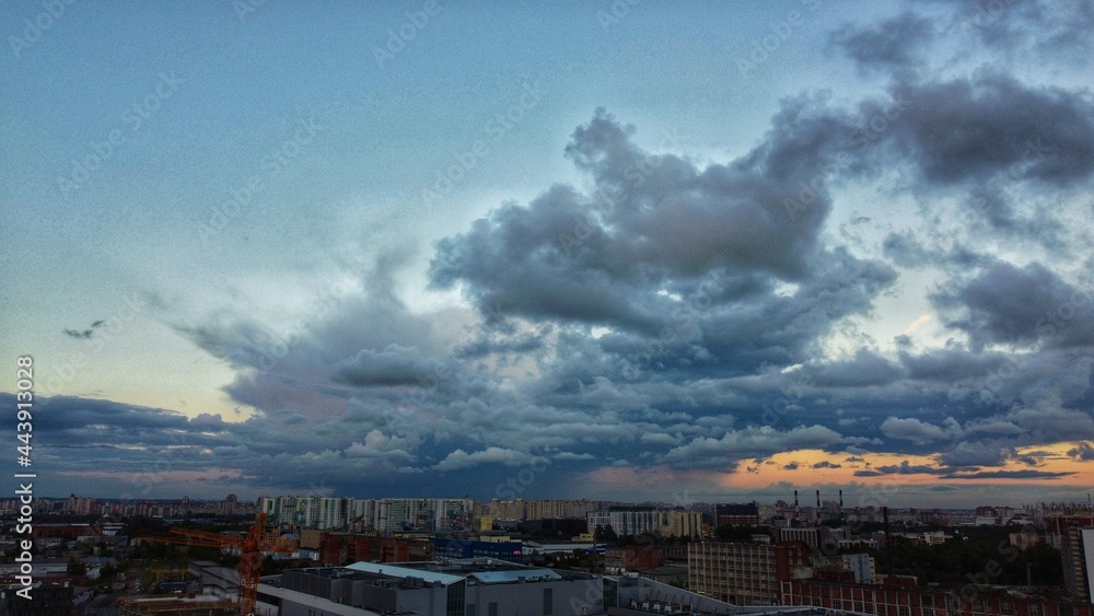 Obraz premium clouds over the city