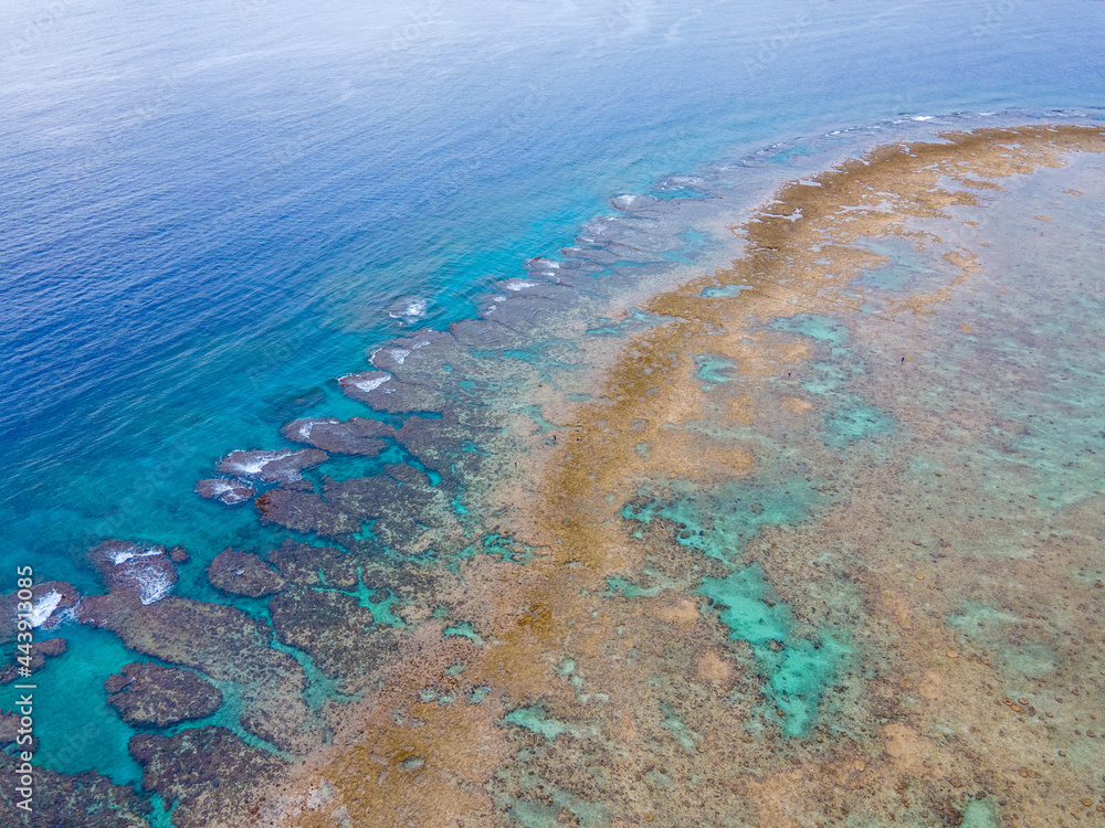 Obraz premium 沖縄の瀬底島、水納島、伊江島周辺のビーチのドローン空撮写真