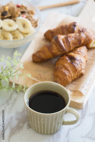 Fototapeta Naklejka Na Ścianę i Meble -  ブラックコーヒーとクロワッサンの朝食