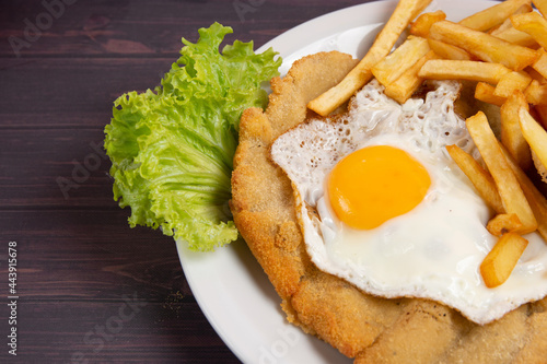 milanesa con huevo fritos photo