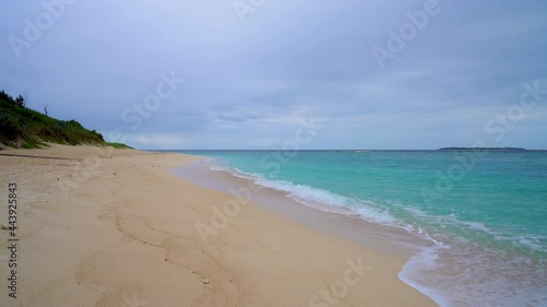 Wallpaper Mural 沖縄瀬底島の波のある風景 Torontodigital.ca