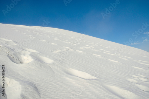 ホワイトサンズ国立公園の美しい砂丘と足跡、青空 
