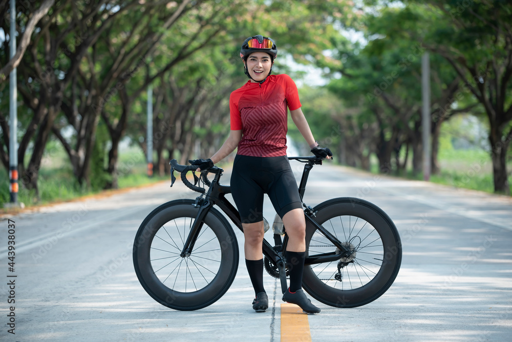 Naklejka premium Portrait caucusian woman posing on her bicycle
