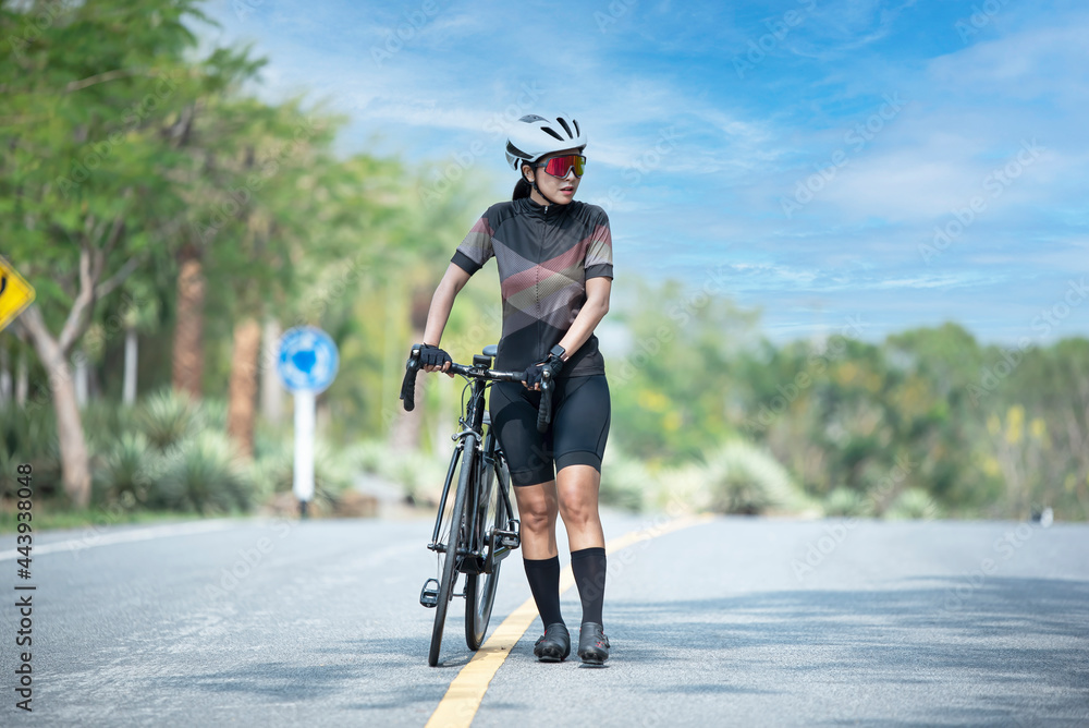 Fototapeta premium Portrait caucusian woman posing on her bicycle