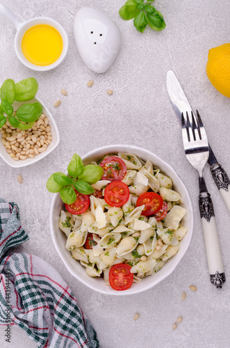 Shell pasta with tomatoes and pesto