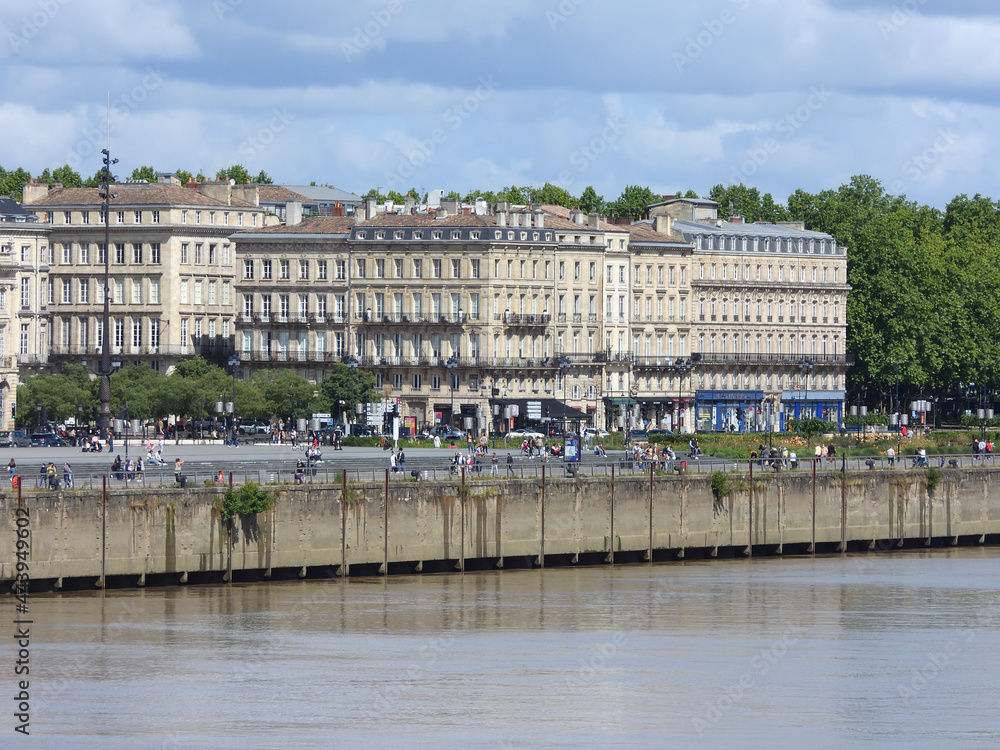 Naklejka premium quai bordeaux
