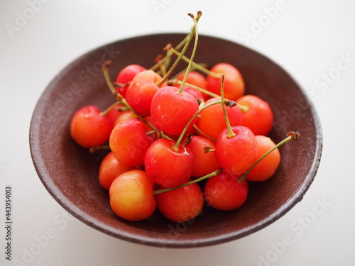 素焼きの皿に盛り付けたさくらんぼ