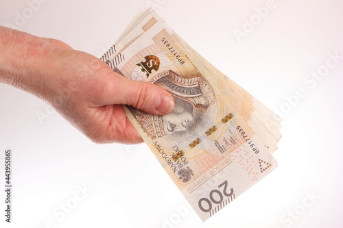 Plik banknotów dwustuzłotowych w dłoni