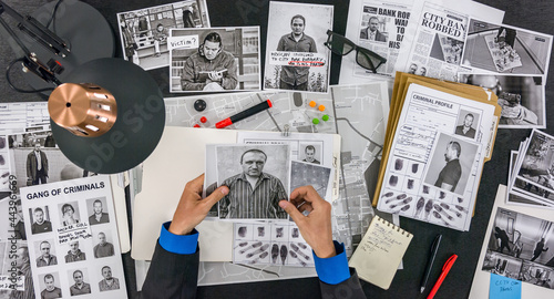Canvastavla Detective is studying a file of a criminal group