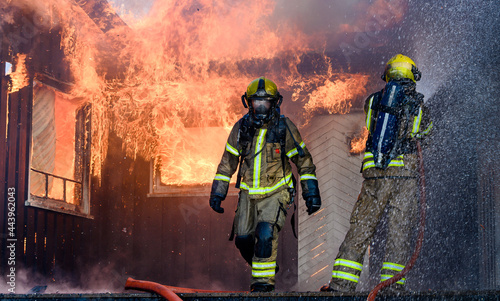 Obraz na płótnie Firefighters trying to put out flames cabin on fire w salonie
