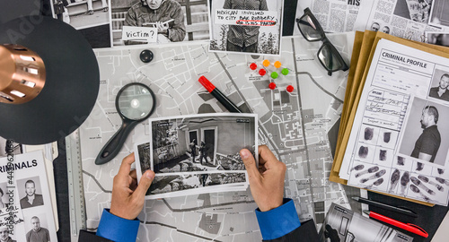 Konstfotografi Detective to look at the tablet photos of criminals who recorded a hidden camera