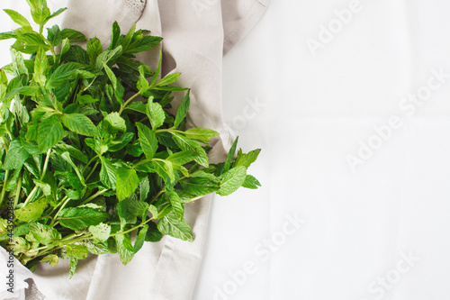 Fotografie Background texture white rag and mint leaves