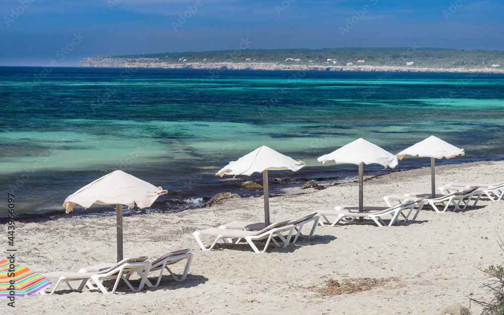Playas paradisíacas en la costa Sur de la Isla de Formentera, Pitiusas, Islas Baleares, España . dia de sol y playa aguas cristalinas turquesas.
