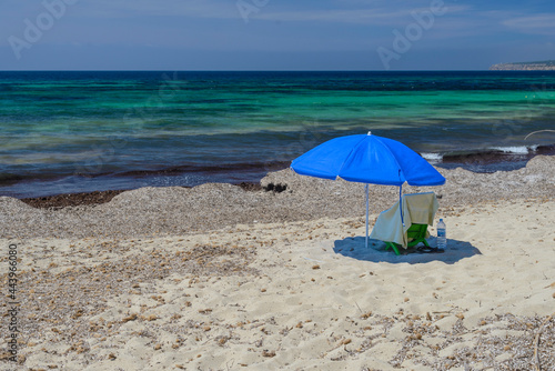 Playas paradisíacas en la costa Sur de la Isla de Formentera, Pitiusas, Islas Baleares, España . dia de sol y playa aguas cristalinas turquesas.