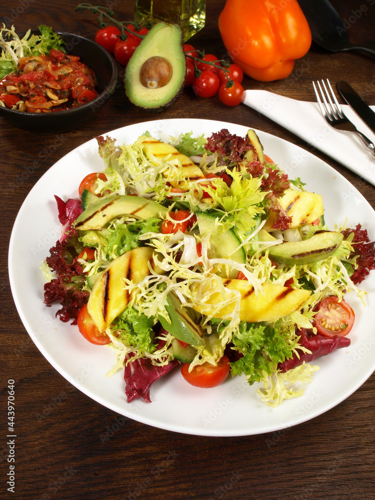 Gemischter Salat mit Mango und Avocado Gemischter Salat mit Mango und Avocado