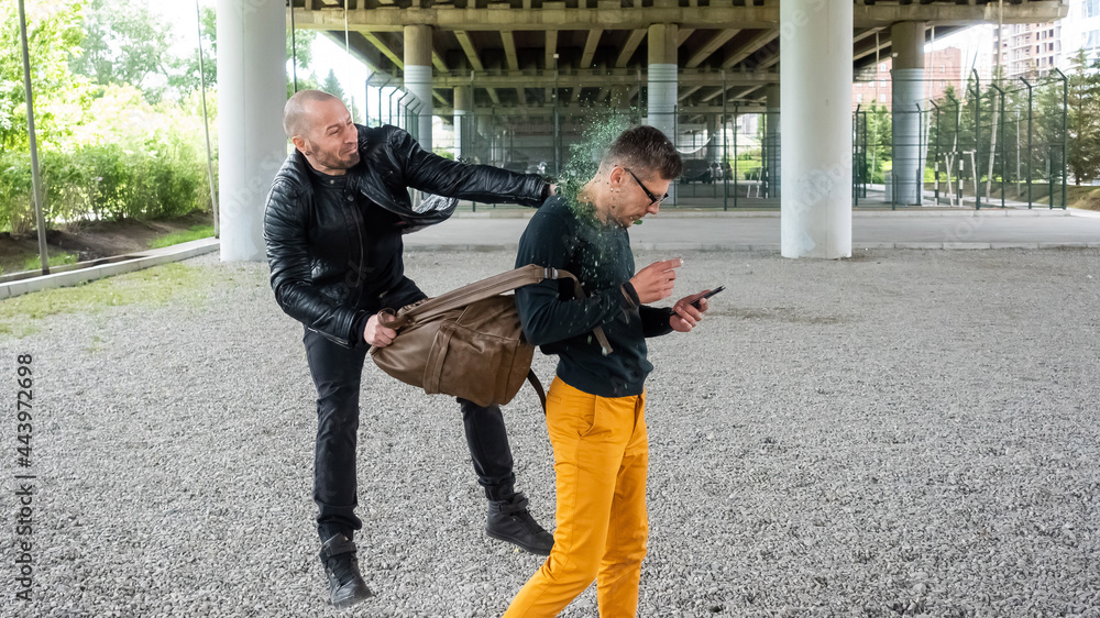 The thug breaks the bottle on the man's head and steals the backpack. Attack with the purpose of theft The thug breaks the bottle on the man's head and steals the backpack. Attack with the purpose of theft
