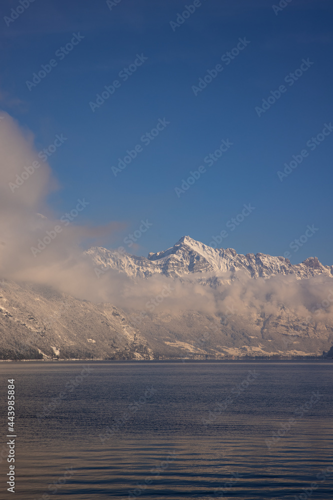 Wunderschöne Landschaft am Walensee. Winterwunderland in den schweizer Alpen.