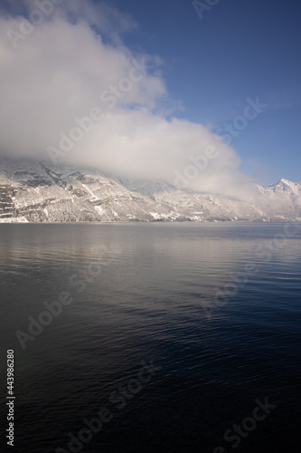 Wundersch  ne Landschaft am Walensee. Winterwunderland in den schweizer Alpen.