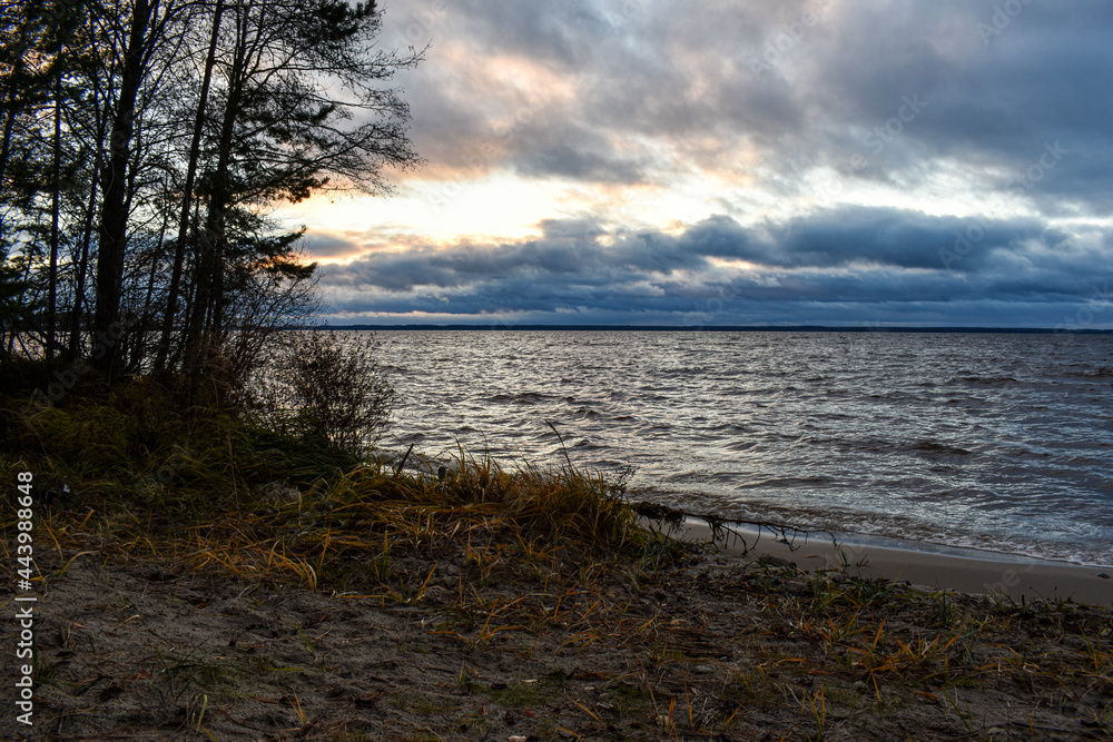 Obraz premium beautiful sunset on the Volga River