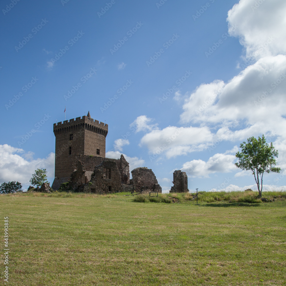 Donjon et ruines du château de Polignac (Haute-Loire) se détachant sur un ciel bleu légèrement nuageux