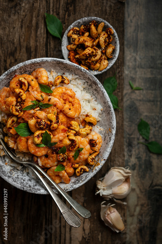 Assiette de riz, crevettes et noix de cajou aux épices