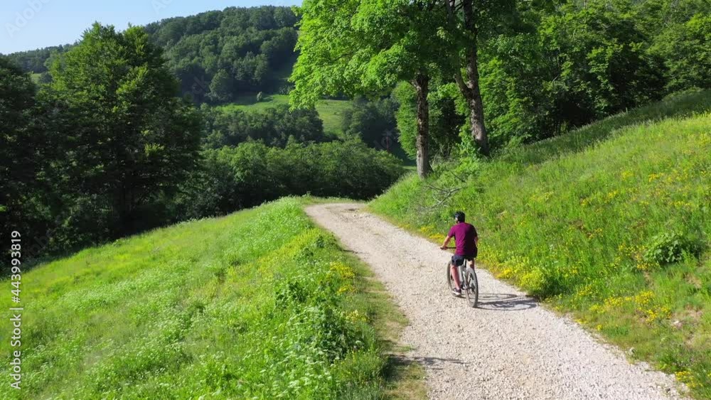 Mountain bike ride in the mountains
Shooting with drone following a cyclist between the mountains Mountain bike ride in the mountains
Shooting with drone following a cyclist between the mountains