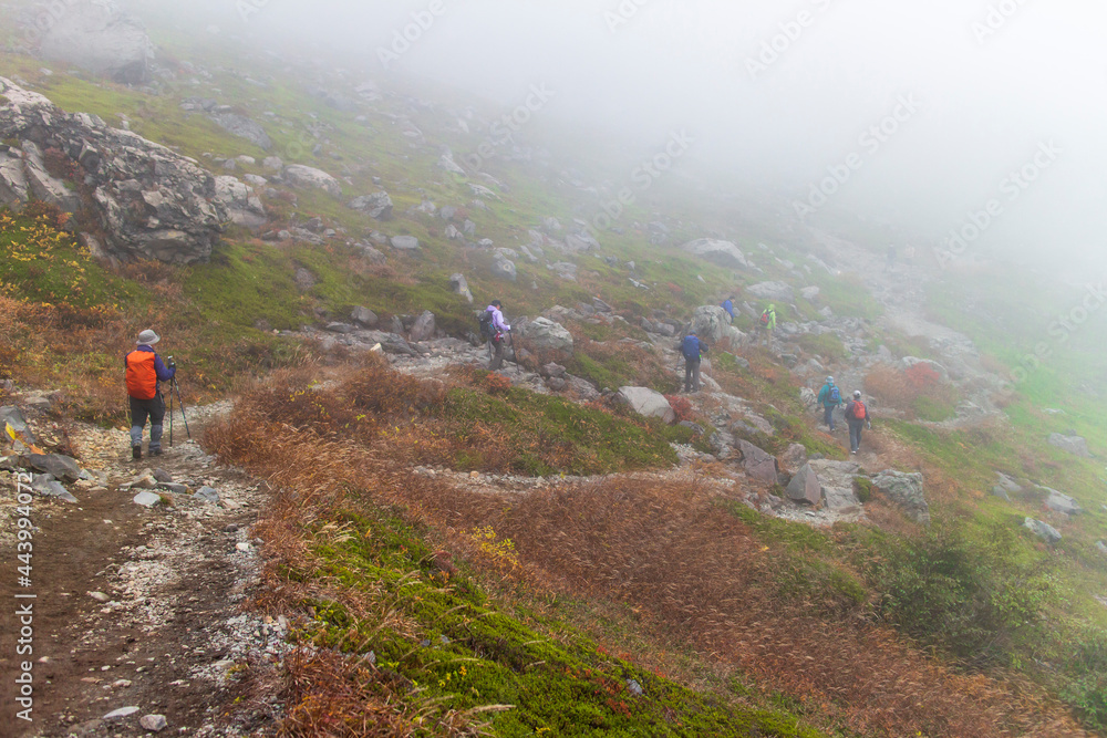 霧に包まれた茶臼岳（那須岳）の登山道を歩く人々
【A misty trail at Mt. Nasu】