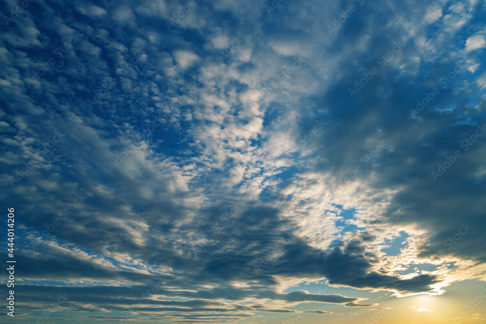 Obraz premium Beautiful sky with cloud before sunset