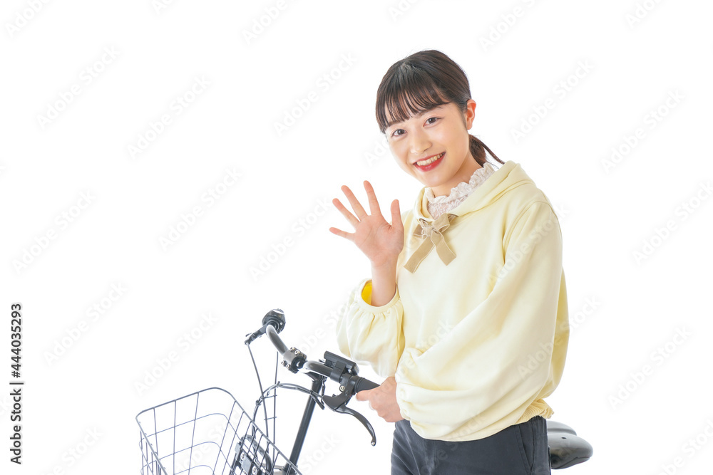 自転車に乗る若い女性