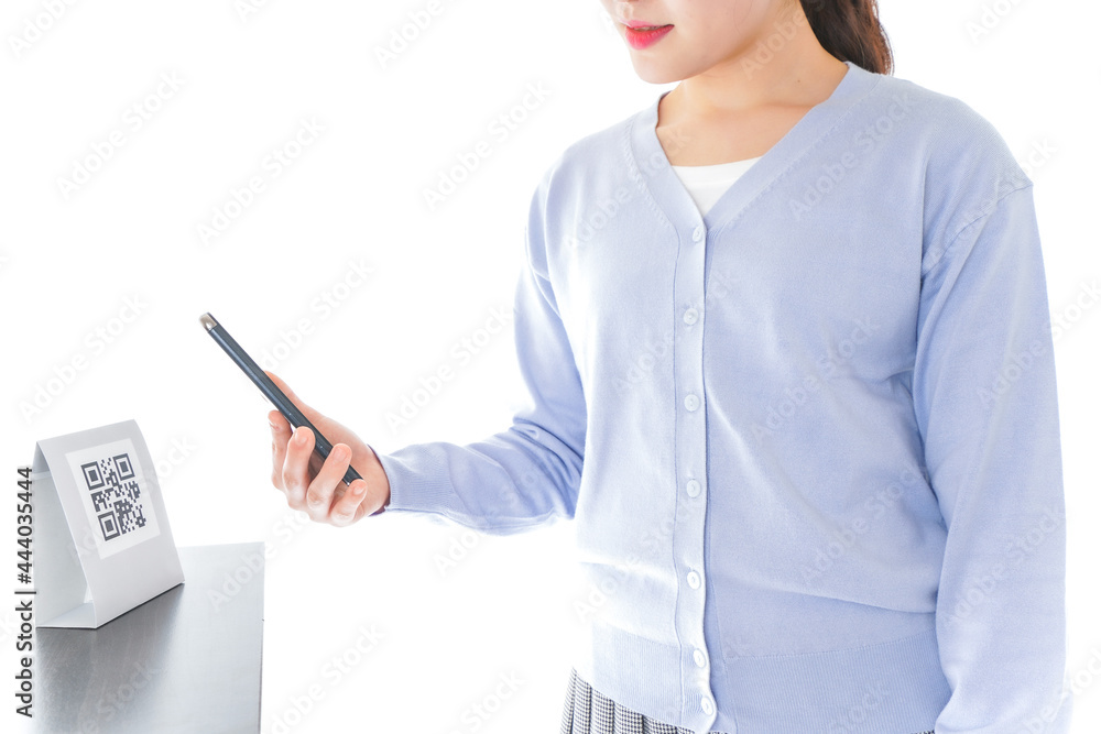 キャッシュレス決済をする若い女性 キャッシュレス決済をする若い女性
