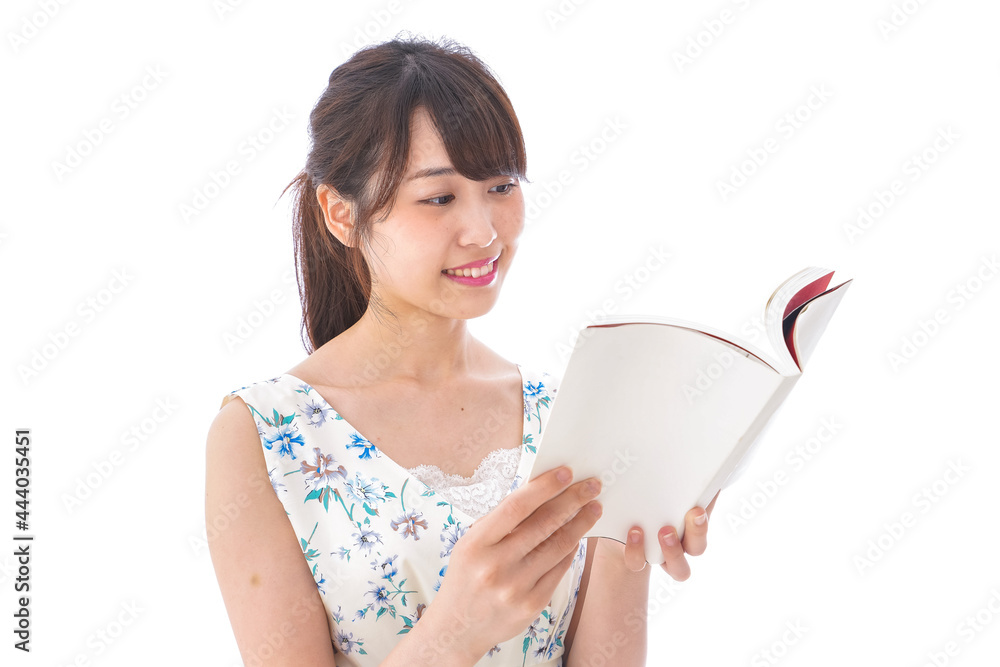 読書をする若い女性