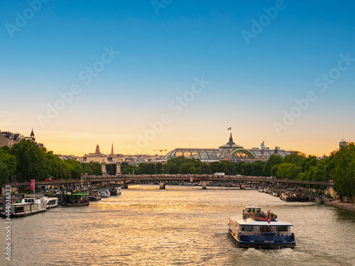 世界遺産　パリのセーヌ河岸　夕景 © oben901
