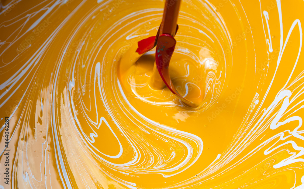 Ταπετσαρία Mixing different color paint together for painting walls